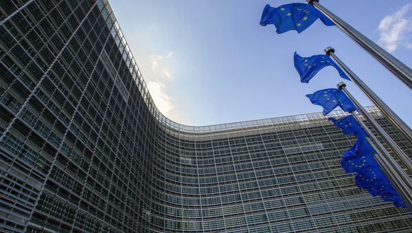 Флаги Евросоюза возле штаб-квартиры ЕС в Брюсселе - Sputnik Азербайджан