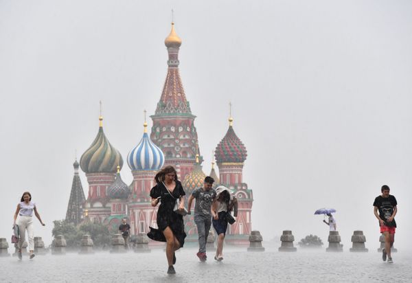 Люди на красной площади во время сильного ливня в Москве - Sputnik Азербайджан
