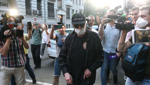Актер Михаил Ефремов во время возвращения после допроса по делу о ДТП - Sputnik Азербайджан