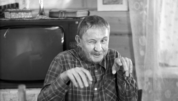 Актер Борис Кузьмич Новиков (1925 г. р.) в художественном фильме Белые Росы. Режиссер Игорь Добролюбов Актер Борис Кузьмич Новиков (1925 г. р.) в художественном фильме Белые Росы. Режиссер Игорь Добролюбов - Sputnik Азербайджан