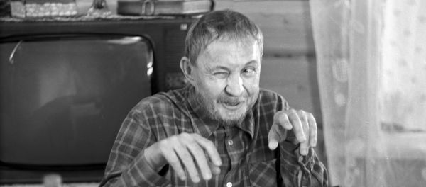Актер Борис Кузьмич Новиков (1925 г. р.) в художественном фильме Белые Росы. Режиссер Игорь Добролюбов - Sputnik Азербайджан