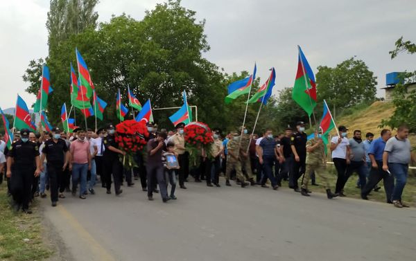 Похороны военнослужащего ВС Азербайджана Вугара Садыгова в Агстафинском районе - Sputnik Азербайджан