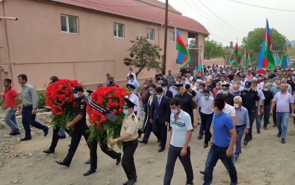 Похороны военнослужащего ВС Азербайджана Вугара Садыгова в Агстафинском районе - Sputnik Азербайджан