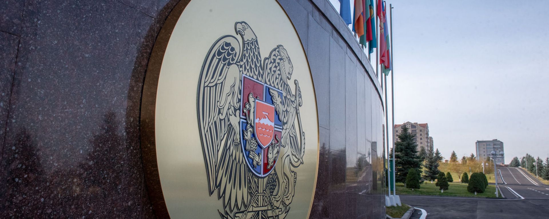 Герб Армении и флаги стран-участниц Парламентской ассамблеи ОДКБ, фото из архива - Sputnik Азербайджан, 1920, 24.02.2024