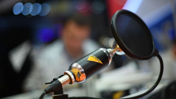 Микрофон в студии радио Sputnik - Sputnik Азербайджан