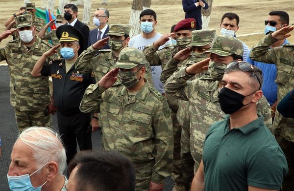 Müdafiə naziri Zakir Həsənov Azərbaycan Ordusunun şəhid zabitləri ilə vida mərasimində - Sputnik Азербайджан