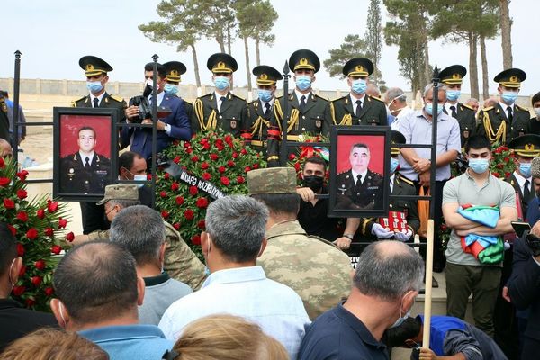 Müdafiə naziri Zakir Həsənov Azərbaycan Ordusunun şəhid zabitləri ilə vida mərasimində - Sputnik Азербайджан
