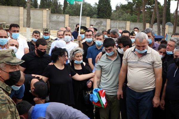 Müdafiə naziri Zakir Həsənov Azərbaycan Ordusunun şəhid zabitləri ilə vida mərasimində - Sputnik Азербайджан
