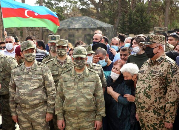 Müdafiə naziri Zakir Həsənov Azərbaycan Ordusunun şəhid zabitləri ilə vida mərasimində - Sputnik Азербайджан