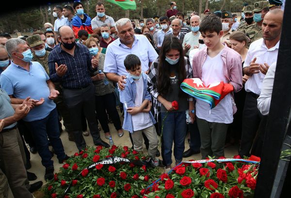 Müdafiə naziri Zakir Həsənov Azərbaycan Ordusunun şəhid zabitləri ilə vida mərasimində - Sputnik Азербайджан