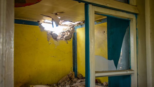 Повреждения в жилом доме, пострадавшем в результате обстрела в селе Дондар Гушчу Товузского района Азербайджана - Sputnik Азербайджан