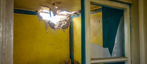 Повреждения в жилом доме, пострадавшем в результате обстрела в селе Дондар Гушчу Товузского района Азербайджана Повреждения в жилом доме, пострадавшем в результате обстрела в селе Дондар Гушчу Товузского района Азербайджана - Sputnik Азербайджан
