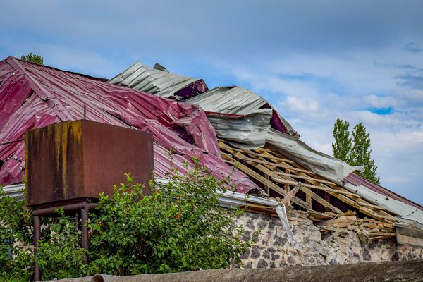 Повреждения в жилом доме, пострадавшем в результате обстрела в селе Дондар Гушчу Товузского района Азербайджана - Sputnik Азербайджан