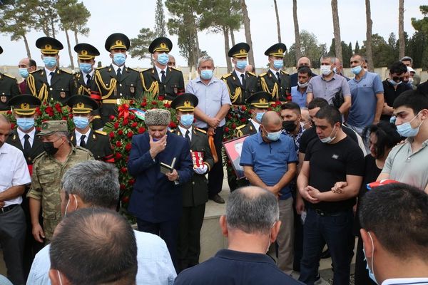 Müdafiə naziri Zakir Həsənov Azərbaycan Ordusunun şəhid zabitləri ilə vida mərasimində - Sputnik Азербайджан