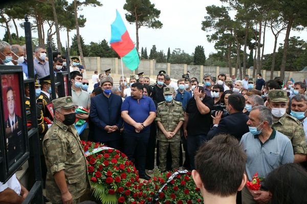 Müdafiə naziri Zakir Həsənov Azərbaycan Ordusunun şəhid zabitləri ilə vida mərasimində - Sputnik Азербайджан