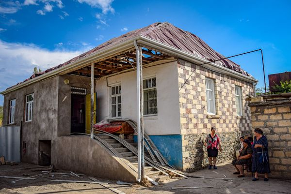 Повреждения в жилом доме, пострадавшем в результате обстрела в селе Дондар Гушчу Товузского района Азербайджана - Sputnik Азербайджан