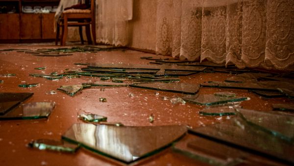 Повреждения в жилом доме, пострадавшем в результате обстрела в селе Дондар Гушчу Товузского района Азербайджана Повреждения в жилом доме, пострадавшем в результате обстрела в селе Дондар Гушчу Товузского района Азербайджана - Sputnik Азербайджан