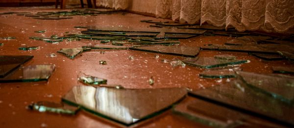 Повреждения в жилом доме, пострадавшем в результате обстрела в селе Дондар Гушчу Товузского района Азербайджана Повреждения в жилом доме, пострадавшем в результате обстрела в селе Дондар Гушчу Товузского района Азербайджана - Sputnik Азербайджан