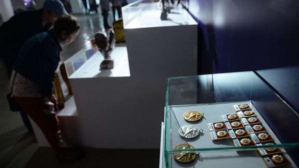 Памятные медали и значки участников церемонии открытия Олимпиады-80, представленные на выставке Легендарные Лужники. 60 неповторимых лет, в Музее Москвы. - Sputnik Азербайджан
