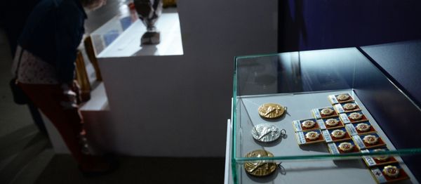 Памятные медали и значки участников церемонии открытия Олимпиады-80, представленные на выставке Легендарные Лужники. 60 неповторимых лет, в Музее Москвы. - Sputnik Азербайджан
