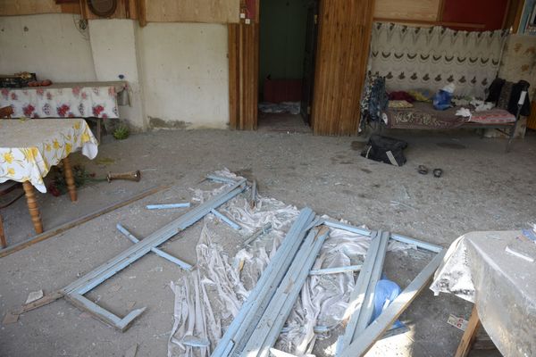 Повреждения в жилом доме, пострадавшем в результате обстрела в селах Дондар Гушчу и Агдам Товузского района Азербайджана - Sputnik Азербайджан