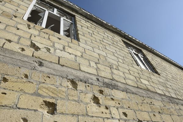 Повреждения в жилом доме, пострадавшем в результате обстрела в селах Дондар Гушчу и Агдам Товузского района Азербайджана - Sputnik Азербайджан