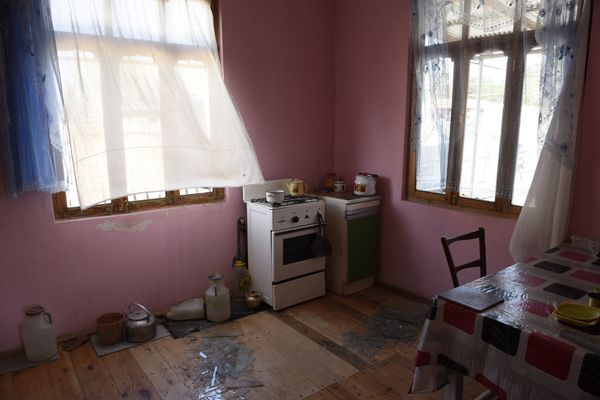 Повреждения в жилом доме, пострадавшем в результате обстрела в селах Дондар Гушчу и Агдам Товузского района Азербайджана - Sputnik Азербайджан