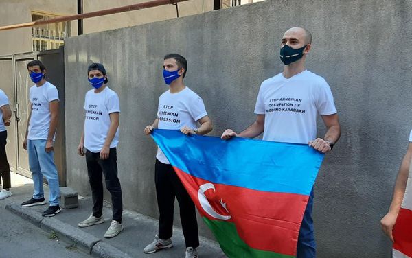 Акцию протеста азербайджанцев перед зданием посольства Армении в Тбилиси - Sputnik Азербайджан