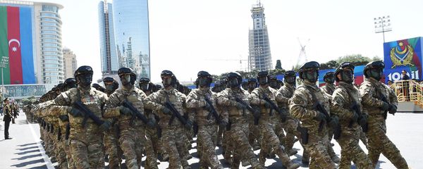 Во время парада в Баку, фото из архива Во время парада в Баку, фото из архива - Sputnik Азербайджан