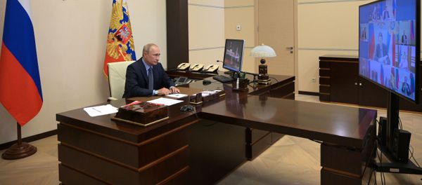 Президент РФ Владимир Путин проводит оперативное совещание с постоянными членами Совета безопасности РФ в режиме видеоконференции - Sputnik Азербайджан