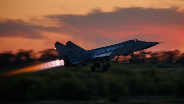 Истребитель-перехватчик МиГ-31 взлетает во время тренировочного полета в авиацентре имени В. П. Чкалова - Sputnik Азербайджан