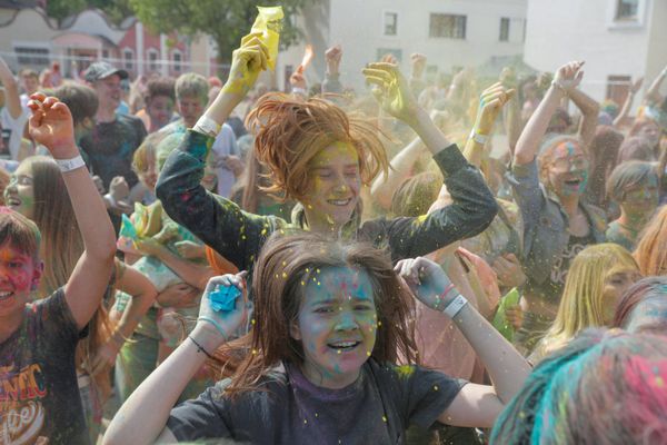 Люди на фестивале ColorFest в Минске - Sputnik Азербайджан