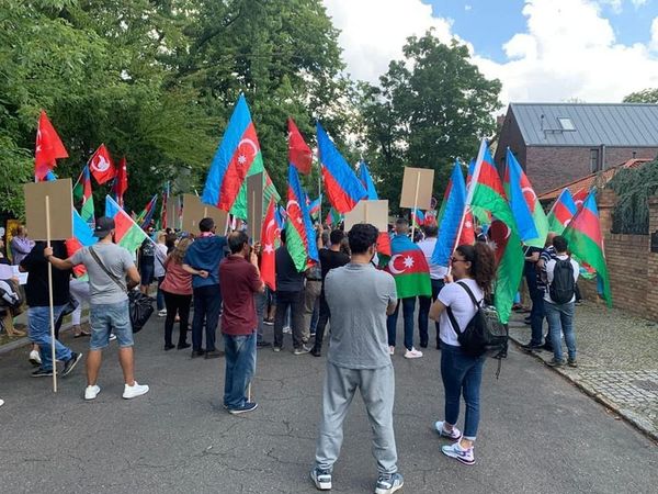 Перед посольством Армении в Берлине прошла масштабная акция протеста - фото - Sputnik Азербайджан