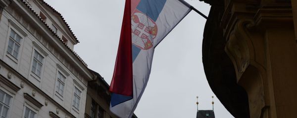 Государственный флаг Сербии на здании - Sputnik Азербайджан