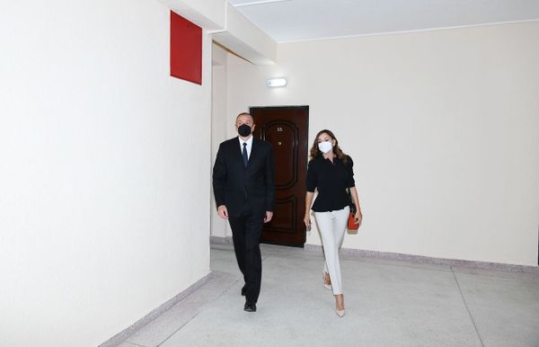 Президент Алиев и его супруга подарили квартиры и машины семьям шехидов и инвалидам войны - Sputnik Азербайджан