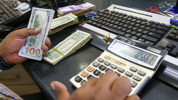 Кассир считает доллары, фото из архива - Sputnik Азербайджан
