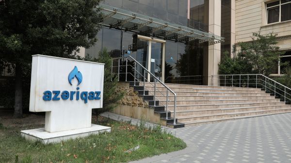 Надпись на плите перед зданием ПО  Азеригаз, фото из архива - Sputnik Азербайджан