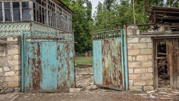 Разрушенный жилой дом в селе Дондар Гушчу Товузского района Азербайджана  - Sputnik Азербайджан