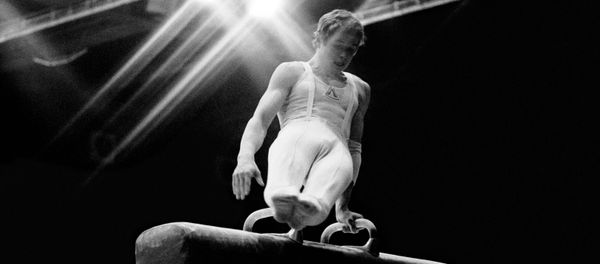 Абсолютный чемпион мира и Европы (1979), двукратный победитель соревнований на Кубок мира (1978-1979) по гимнастике Александр Дитятин выполняет упражнение на коне - Sputnik Азербайджан