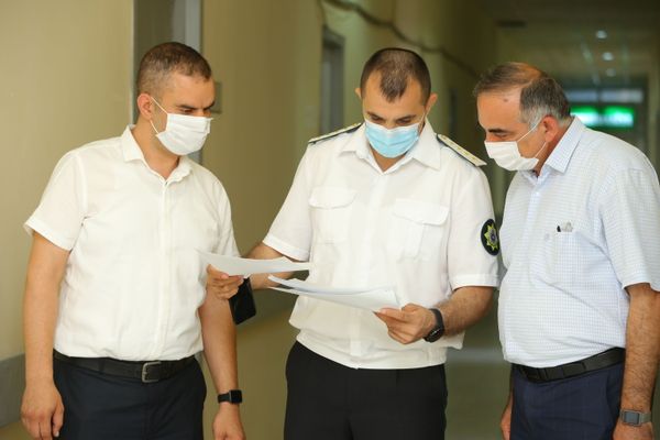 Лекарства, маски, оборудование: лечение в больницах особого режима начинается со снабжения - Sputnik Азербайджан