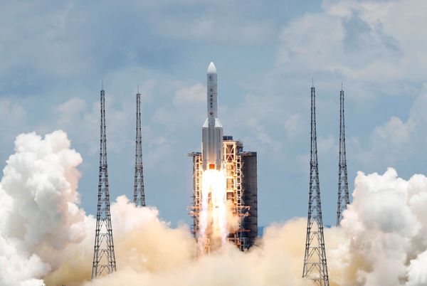 Китайская тяжелая ракета-носитель Чанчжэн-5 с первым зондом Китая для изучения Марса Тяньвэнь-1 стартует с космодрома Вэньчан, Китай - Sputnik Азербайджан