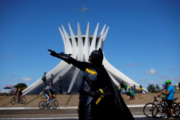 Участник протестов в костюме Бэтмена в Бразилии - Sputnik Азербайджан