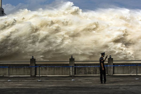 Водосброс на плотине Three Gorges Dam в Китае - Sputnik Азербайджан