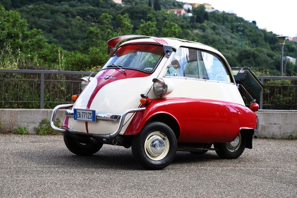 Автомобиль Isetta в Автомобильном музее Турина - Sputnik Азербайджан