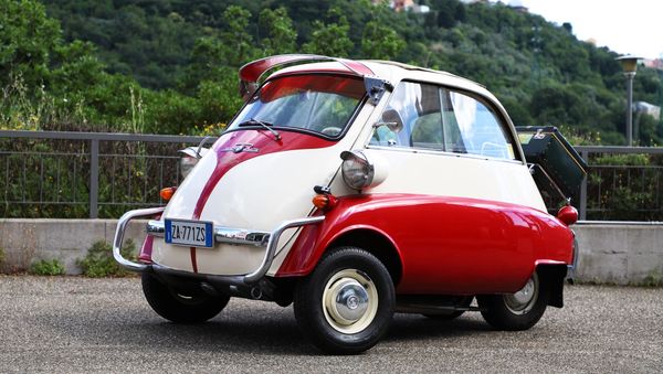 Автомобиль Isetta в Автомобильном музее Турина - Sputnik Азербайджан