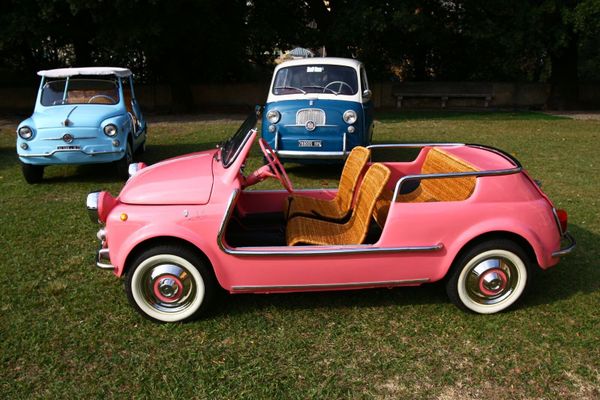 Автомобиль Fiat 500 в Автомобильном музее Турина - Sputnik Азербайджан