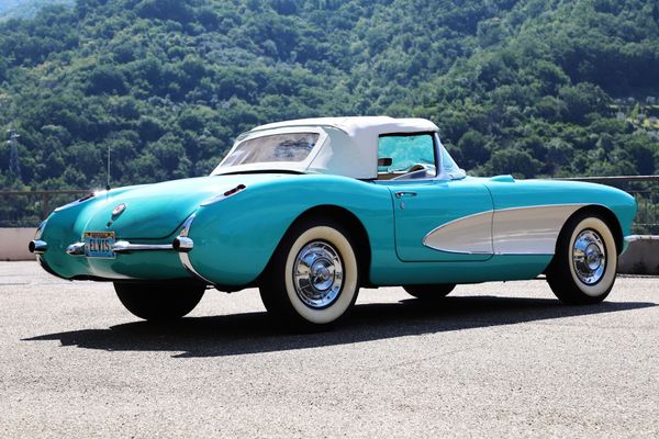 Автомобиль Chevrolet Corvette в Автомобильном музее Турина - Sputnik Азербайджан