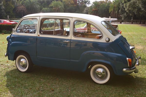 Автомобиль Fiat 600 в Автомобильном музее Турина - Sputnik Азербайджан