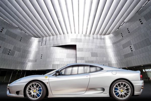 Автомобиль Ferrari 360 Challenge в Автомобильном музее Турина - Sputnik Азербайджан