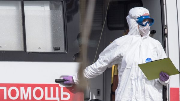 Врач скорой медицинской помощи возле больницы для пациентов с подозрением на коронавирус в Коммунарке. - Sputnik Азербайджан